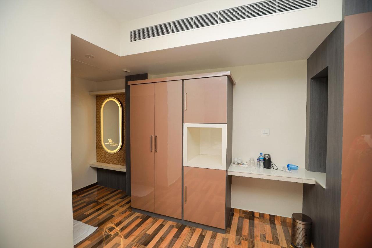 Sree Bharat Residency Alāndurai Exterior foto